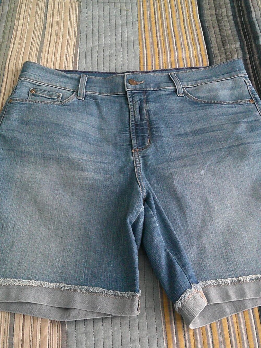 NYDJ Lift & tuck technology stretch shorts Denim Shorts cuffed bottom Size 14